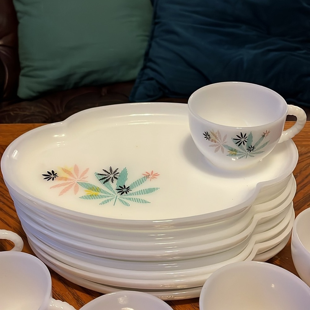 1950s Federal Milk Glass Snack Set Atomic Flower Plate Cup MCM Retro - Picture 3 of 5